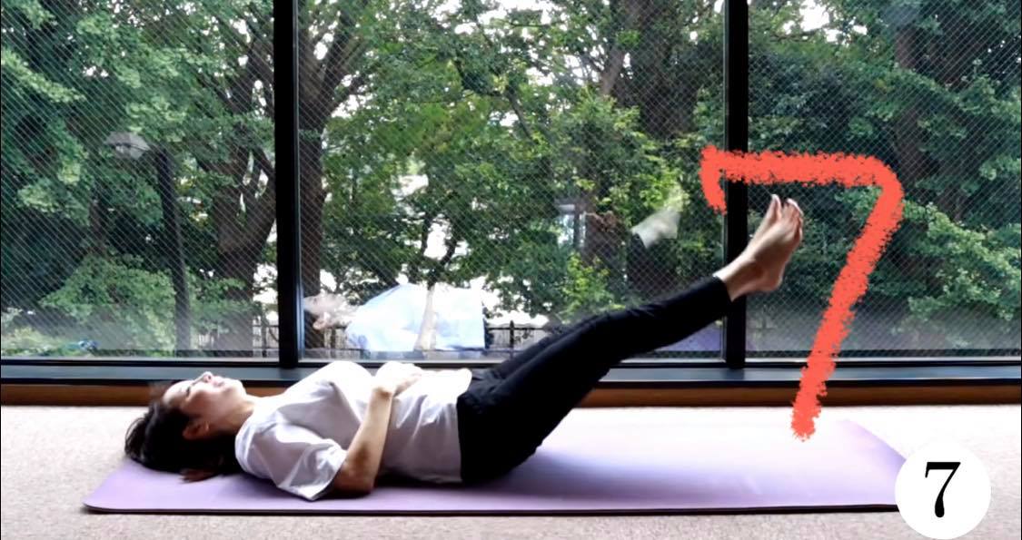 之后双腿维持并拢，悬在空中连续画出1至20数字。「空中画数字」期间速度不用太快，身体保持呼吸顺畅、全程维持腹部收紧。