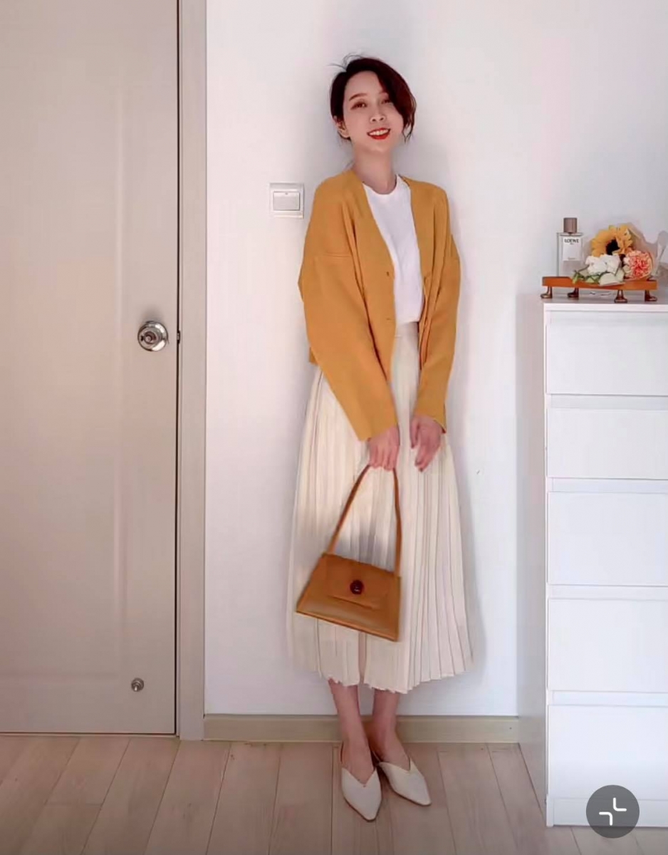 针织衫+白T恤+百褶长裙是欧尼风穿搭必备元素~温柔淑女范儿超赚回头率!