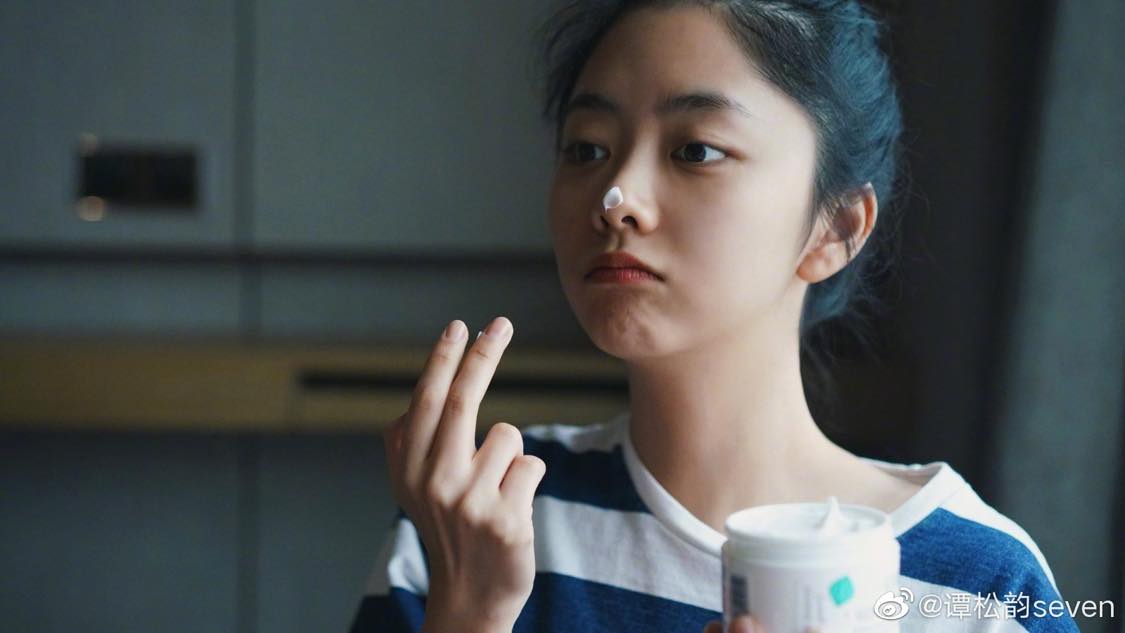 谭松韵护肤秘诀 3 :保持冻龄美肌的关键 = 补水 谭松韵在采访中曾透露自己过去特别懒,和很多女生一样回到家卸完妆+做好日常保养程序后就筋疲力尽了(笑)但后来被化妆师叮嘱一定要记得做好面膜保养,才能让肌肤喝饱水、状态更佳。有给肌肤好好补水不仅上妆更服帖、镜头前呈现的妆感更精致,即使不上妆皮肤状态也能由内至外健康水嫩!想要和谭松韵一样冻龄,补水是不可或缺的关键哟~