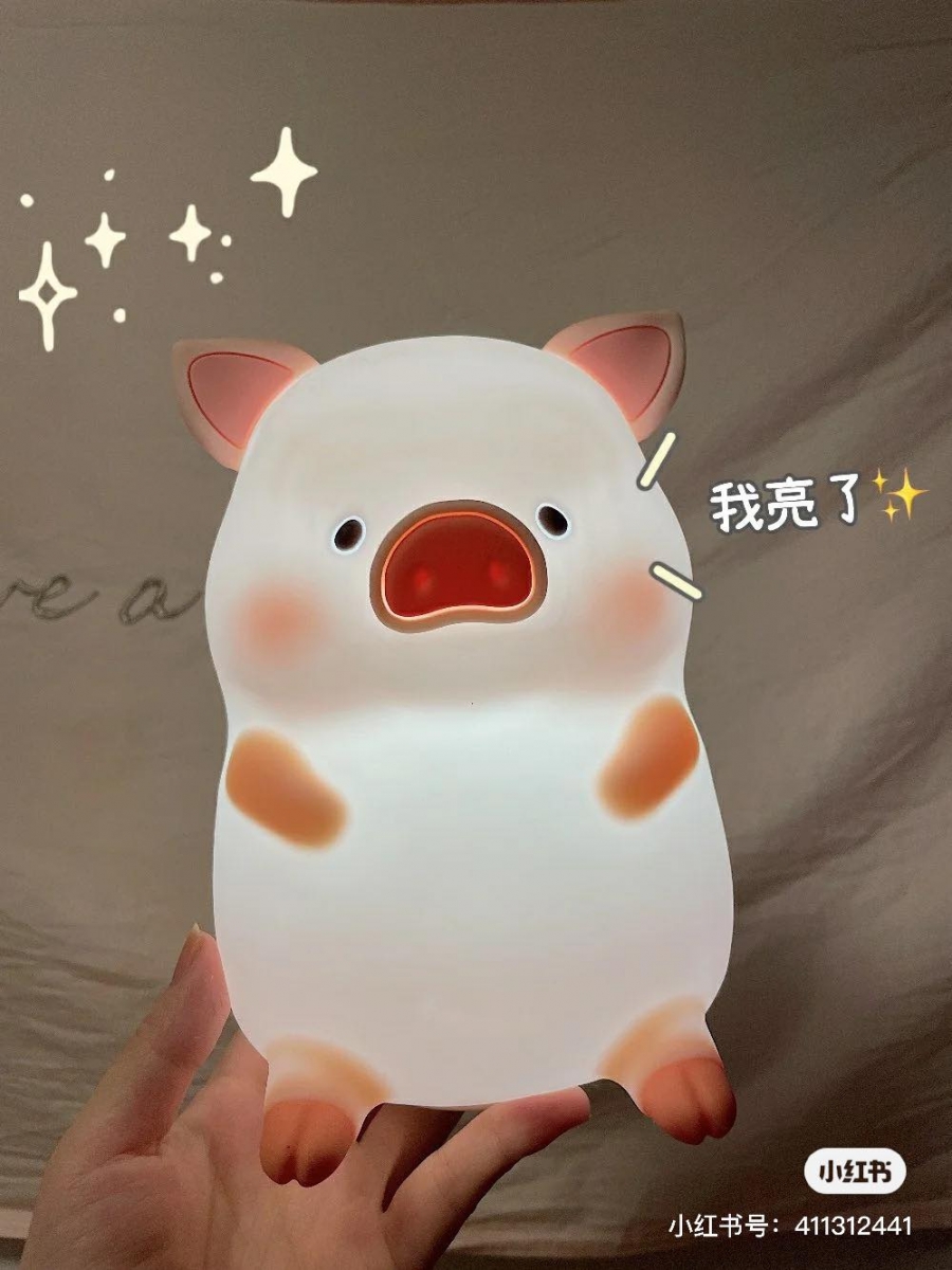 拍拍触控设计超可爱的LULU猪小夜灯是超软Q的矽胶材质，软乎乎的猪仔身躯超好捏还防摔坏～忍不住想给巨萌的它抱紧处理啊！