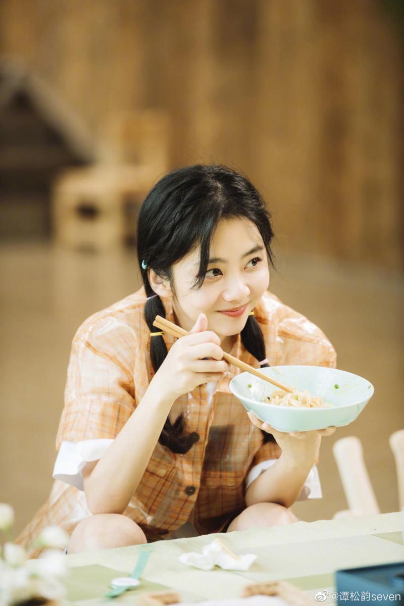 谭松韵瘦身秘诀 1 :饮食清淡为主 + 放慢吃饭速度 将吃饭速度放慢、咀嚼多次再将嘴里食物咽下,能更快让大脑接收到「吃饱了」的信号,因此谭松韵为了维持体重除了注重饮食清淡,还会确保进食速度放缓,更能吃出饱足感避免一不小心摄入过多热量。