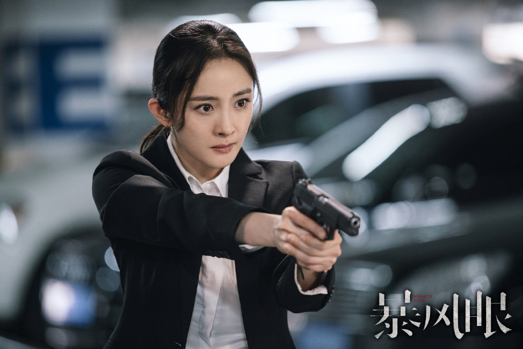 TOP 9 :暴风眼 | 豆瓣评分 6.1 都市反谍剧《暴风眼》讲述国安局侦察科科长安静(杨幂 饰),和阔别十年的前男友马尚(张彬彬 饰)因一次代号「暴风眼」行动任务重遇。携手推进侦查工作期间,俩人得悉代号“沉睡者”的间谍长期潜伏在集团内部,高层中也存在着被腐化收买的可能。 历经重重考验,马尚和安静协力同心抽丝拨茧,多次在紧要关头不畏险阻力挽狂澜,努力侦破技术窃取案件、相互砥砺前行,保护国家稀有资源不被境外势力走私交易。