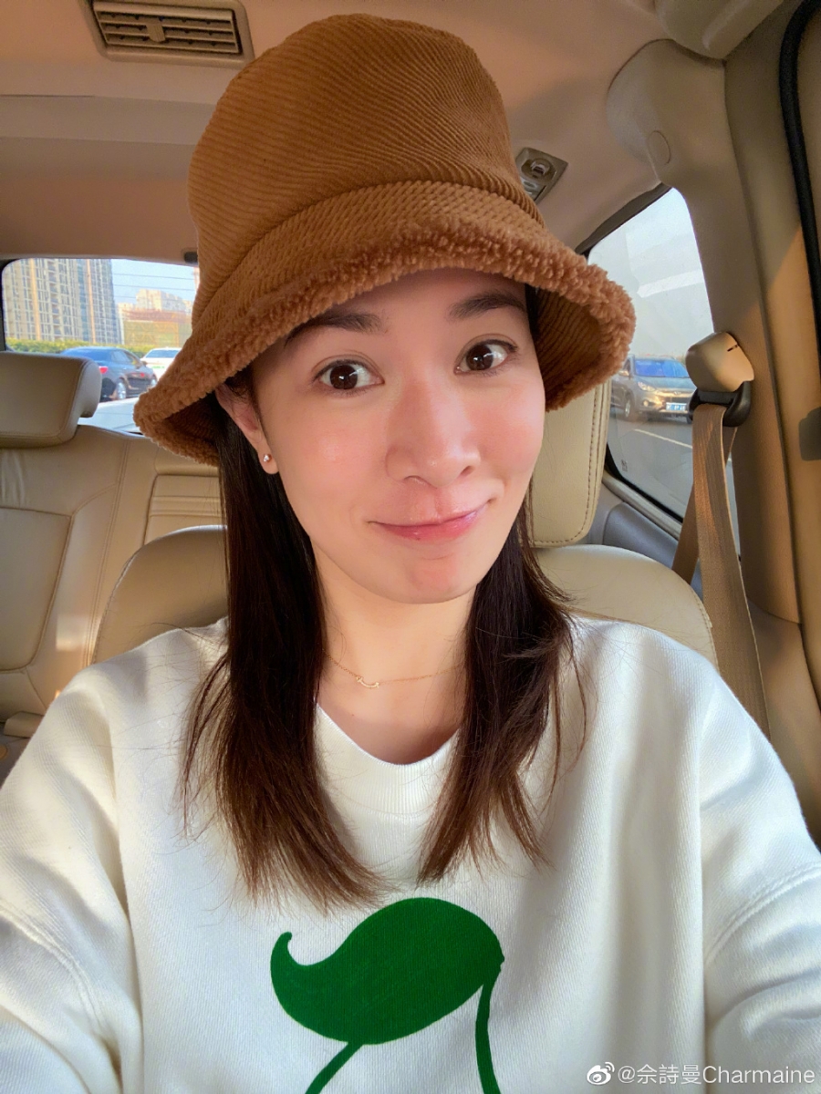 2、肌肤保养关键 眼周、表情纹处的肌肤最容易长细纹显龄,所以阿佘女神护肤时非常注重眼霜保养;眼部疲劳时,还会用眼膜加强滋养眼周肌肤。脸部保养的话除了基础护肤程序,还要记得和她一样多用抗老、保湿滋养面膜。此外阿佘也非常讲究防晒,对抗紫外线避免肌肤加速老化。