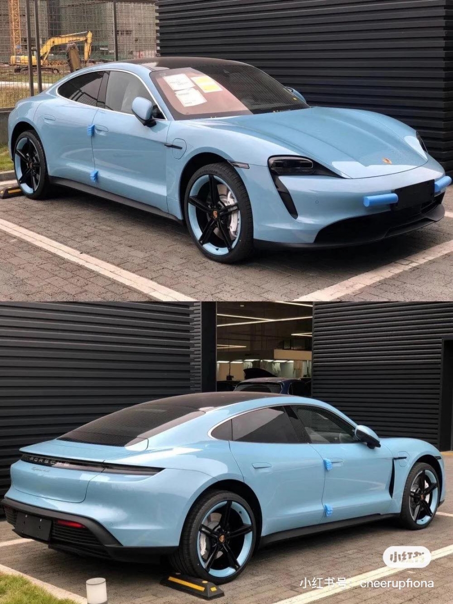 除了BUGATTI Chiron Sport Alice 冰玫粉色定制款,此前保时捷PORSCHE推出的冰莓粉、冰晶蓝色TAYCAN跑车同样在网上掀起超狂热议,又飒又梦幻的2款配色都爆撩少女心,是本年度女生梦寐以求的Dream Car无误 ♡
