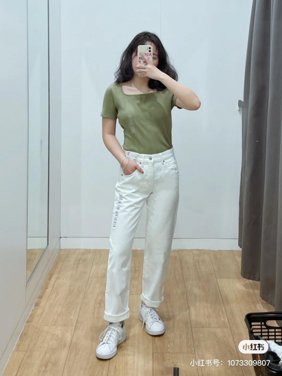 Women Relaxed Tapered Ankle Jeans | 货号 436747 梨形身材女生超推荐入手!中腰、微阔的直筒版型是下身超遮肉神器,虽然是白色但依然巨显瘦!博主本身身高153cm,稍微折一下裤腿就能轻松Carry不会太长。