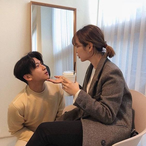 Tips 3 :「巧妙撩拨情绪」 这里指的撩拨情绪举止要拿捏好,并不是故意无理取闹到到让对方受不了哦!举个例子,在一团人聚会时故意不关注他、不和他聊天,然后回家后用短讯和他说「我今天没洗头都不好意思靠近你和你说话」,让他感受到你对他和别人不同。 同时也能让对方短时间内经历「见到你很开心 - 疑惑为什么你不理我 - 有点小失落 - 听你的解释后我又窃喜了、原来我在你心中和别人不一样」,心脏砰砰跳暧昧值拉高拉满!