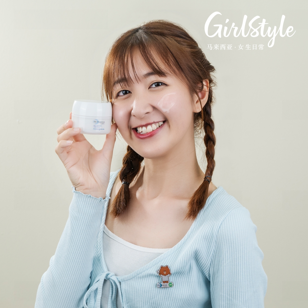 水凝霜中蕴含了5%高浓度维生素原B5以及玻尿酸成分,在肌肤上涂抹推开时瞬间释放颗颗细微水珠,将水分注入肌肤并形成长效「锁水保护膜」,把滋养牢牢锁进肌肤里达到长效保湿水嫩效果~其中Zinc PCA成分也能帮助减少皮肤油脂过度分泌,防止毛孔堵塞以及舒缓敏感泛红问题。