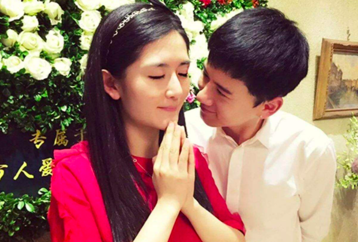 # 张杰和谢娜的爱情 :好的爱情是彼此成就、共同成长 张杰谢娜在2006年认识、爱情长跑多年后于2011年七夕节当天正式公布婚讯。初相识时选秀出身的张杰刚和公司解约,还没在歌手之路上大红大紫就背负了巨额违约金,事业不顺遂到他一度想要放弃自己;而谢娜当时已经是享誉全中国的女主持、湖南台当家主持一姐。