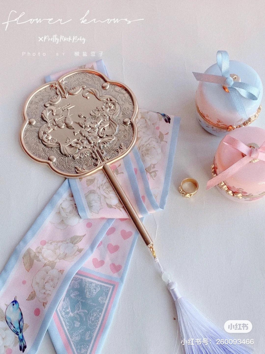 赠品团扇手持镜、丝巾的精美度也诚意十足～难怪在小红书和淘宝官方店铺一释出新品预览就掀起超狂热议！喜欢古风设计的Girls一定要准点手刀冲去入手啊 ♡