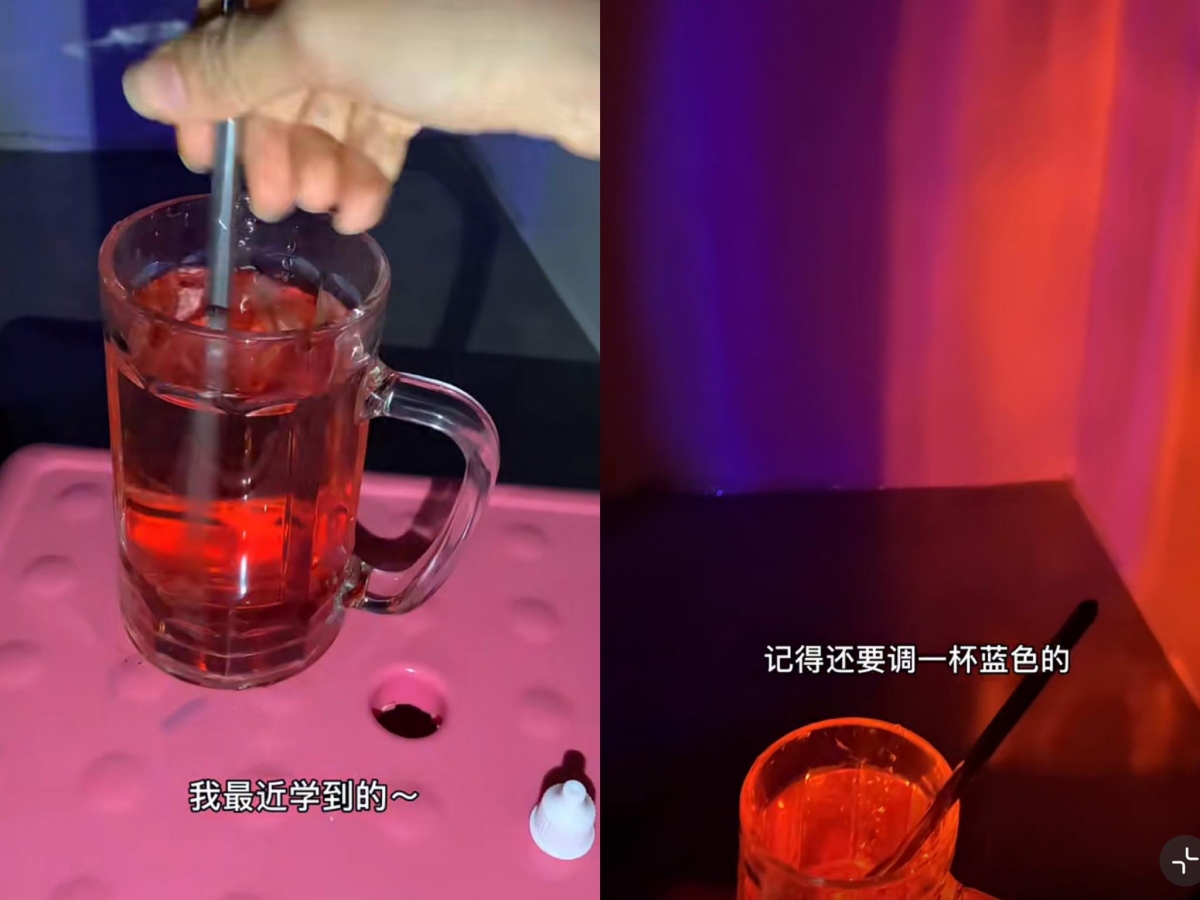 准备1个透明玻璃杯,往里面倒满水后,加入几滴红色食用色素;杯子在前灯在后,朝向你的背景墙打出红光。另一个透明玻璃杯加满水后滴入几滴蓝色食用色素,同样杯子在前灯在后,摆在旁边一点的位置,朝向你的背景墙打出蓝光。