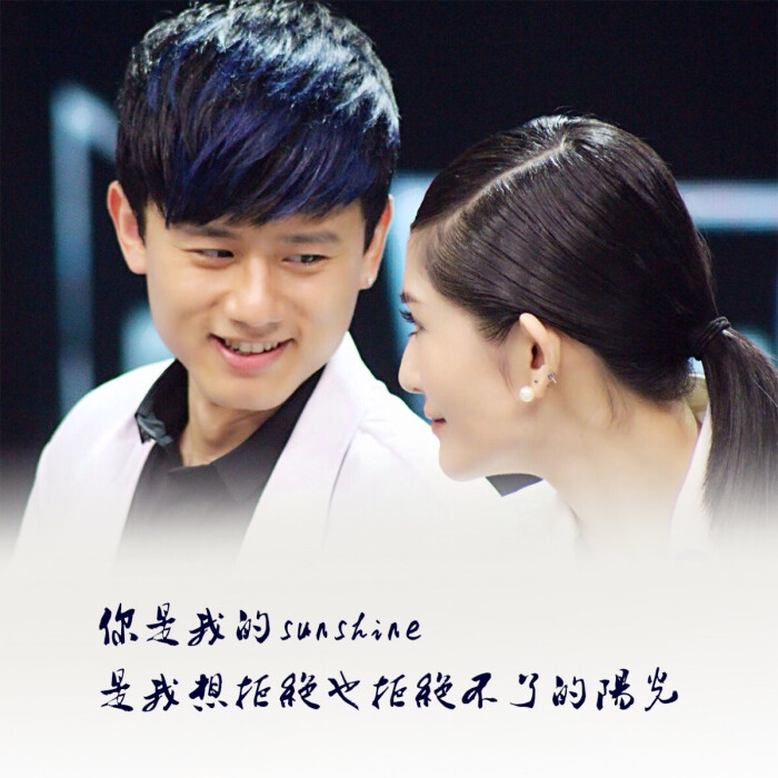 # 张杰和谢娜的爱情 :「牵着你的手到一夜白头,我已是最富有」,不善言辞的他把爱都写到了歌里 含蓄内敛的张杰,意外地和性格南辕北撤、活泼直爽的谢娜十分契合。张杰或许不善于花言巧语表达爱,但他用自己的方式对将对谢娜专属的爱与疼惜,都写进歌里: