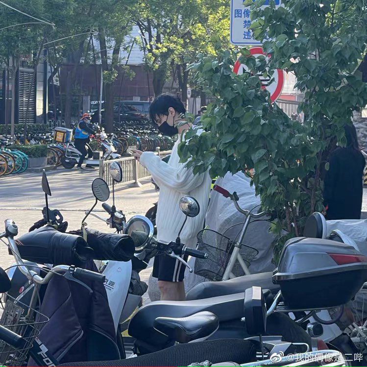 相信很多人都很好奇,下岛享受Freedom的利路修本人...究竟去哪了?有网民晒出最新拍到的照片,证实了利老师自己一个人在北京三里屯街上悠哉惬意逛街,被亲粉丝们爆笑吐槽「这孩子一点也没有顶流爱豆的自觉 」~敲碗希望利老师放松休息好后可以多多营业啊!(笑)