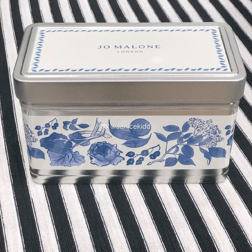 限量礼盒本身的设计采以相同奶油白x雾霾蓝配色，尽显极致优雅。据知The Marmalade Collection会推出5款限定香，灵感来源于「阳光普照的夏天里，于方格桌布上摆放果酱罐享受野餐/下午茶」，这么说来还真觉得调香成分很有果酱feel呢～