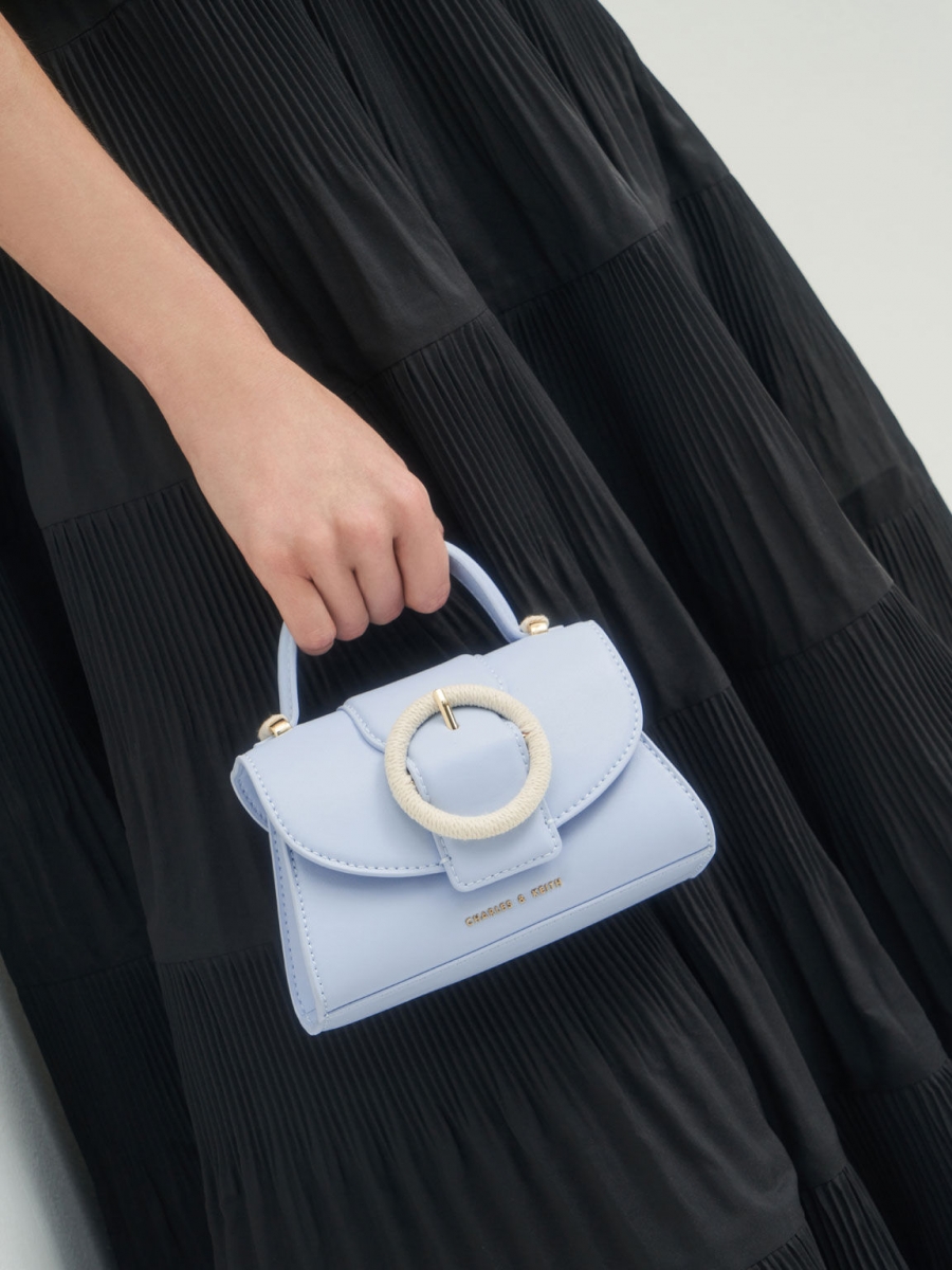 体积小巧玲珑的一咖编织圆扣手提包~超级柔美纯澈的淡淡天空蓝色,相信即便没有特别钟情于蓝色系单品的女生也会觉得一眼心动!