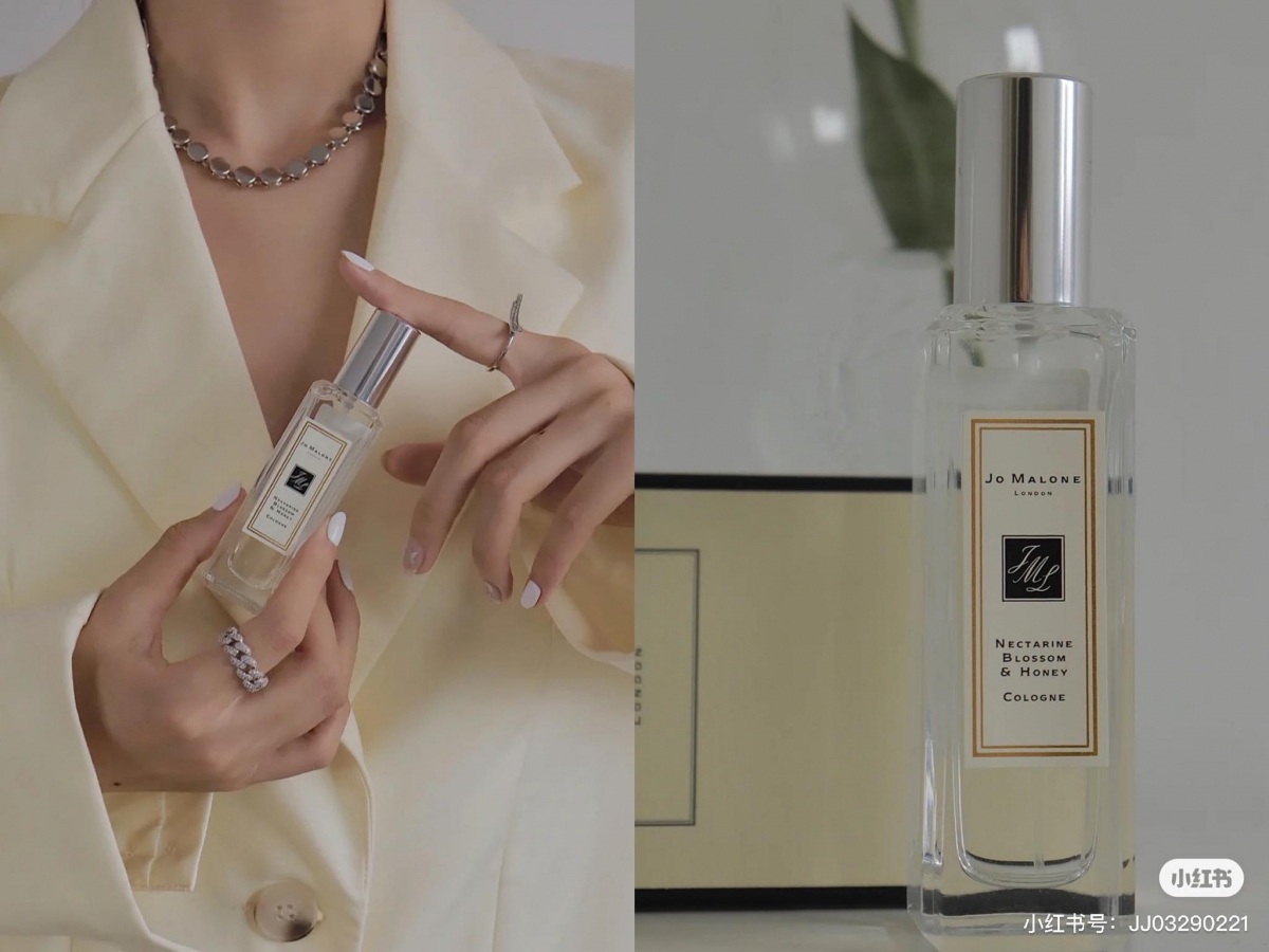 TOP 5 :JO MALONE LONDON 杏桃花与蜂蜜 Nectarine Blossom & Honey Cologne 这款香水的前调用了多汁的黑醋栗,与温暖丝甜的中调刺槐蜜、甘醇多汁的后调鲜桃等交织成甜蜜且趣意盎然甜甜香气。(参考价格 RM286 / 30ml)>>>点击查看购买详情<<<