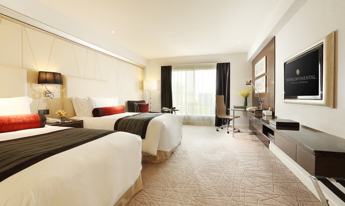 # InterContinental KL 吉隆坡InterContinental酒店距离Suria KLCC和Pavilion大型购物广场不到3公里即可抵达,是非常适合与闺蜜或另一半展开CityCation的膳宿选择。优质的服务、酒店内里极具品味的欧式装潢格调,轻松在这里寻得一份快活畅意~