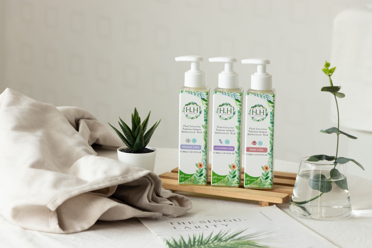 HH私密保养系列 · 给妹妹植萃极致温柔「香香呵护」 HH洁净露、舒缓喷雾2021年新香味报道！用清水湿润好外阴部后，取适量HH洁净露轻轻搓洗外阴皱折，轻松挥别月事报道时的尴尬经血味、日常瓦解私密处异味后铺香，让妹妹收获极致温柔、微微凉感的「香香呵护」。