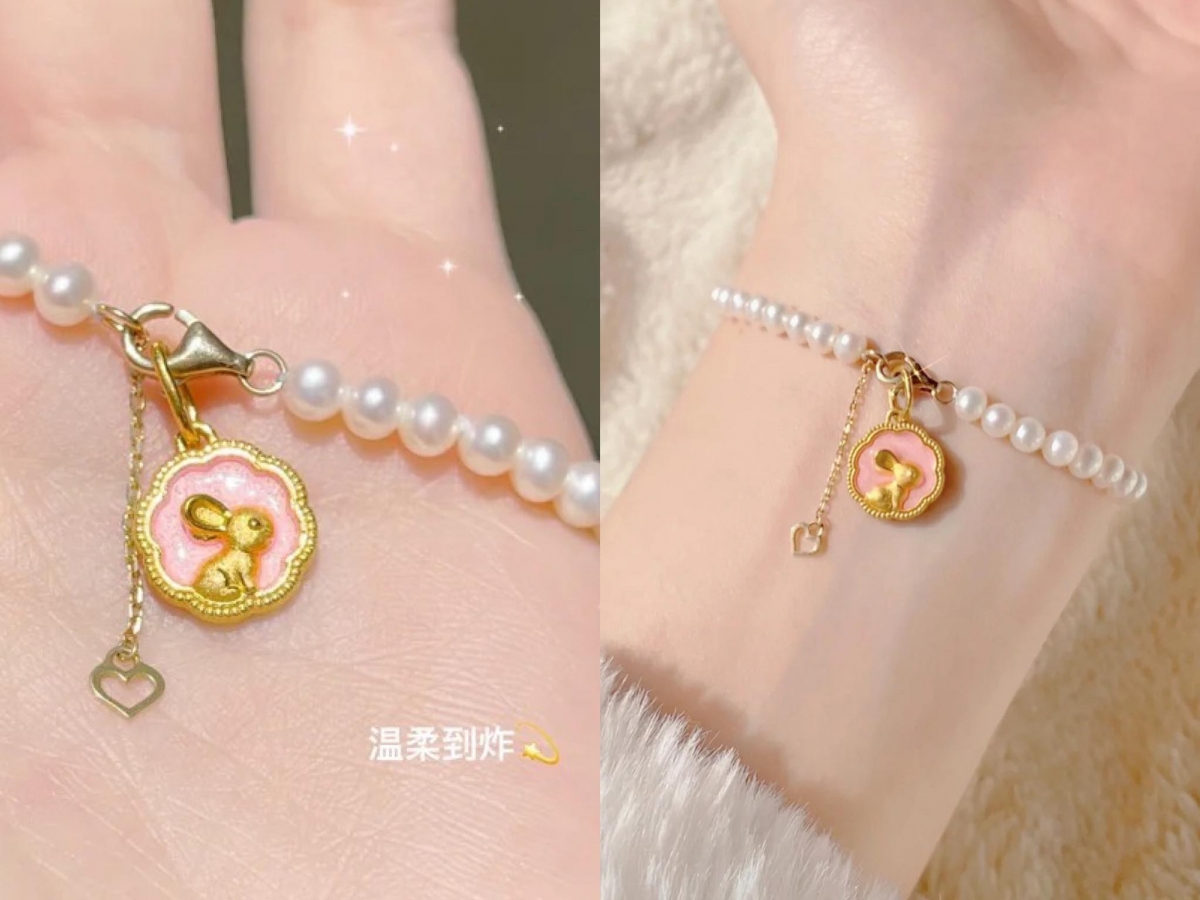 周大福So In Love故宫联名兔子手链 细细的珍珠链搭配粉金配色小兔子挂坠,特别显肤白温柔。