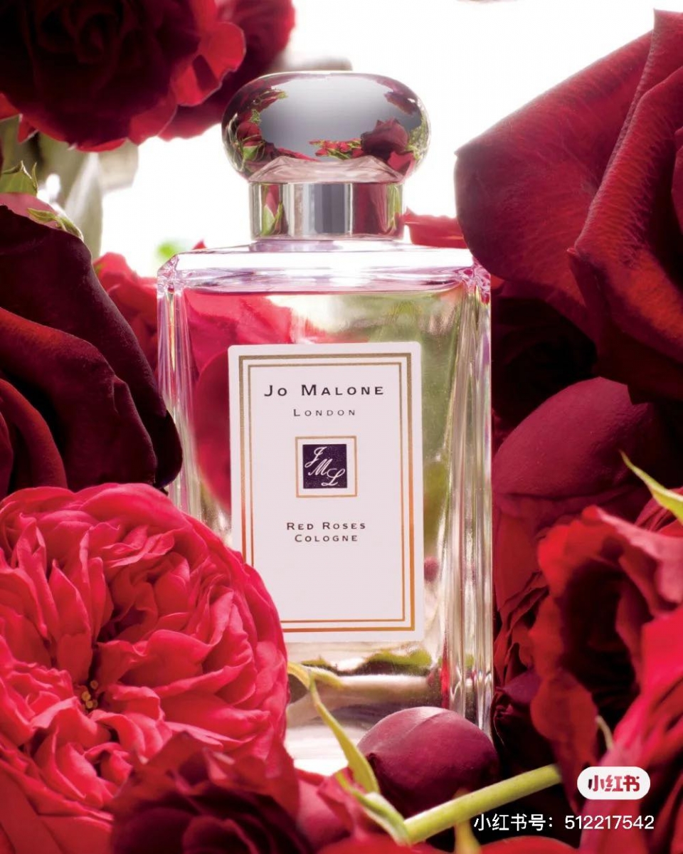 TOP 8 :JO MALONE LONDON 红玫瑰 Red Roses Cologne 诱人且尽显女性独有魅力的玫瑰,是许多经典女用香水中的常见成分。Jo Malone家的红玫瑰香水臻选了7中全世界最珍贵的玫瑰花种调配而成;先以清新柠檬前调揭开序章,再绽放馥郁高贵的玫瑰脱俗香气,最后以深邃的蜂蜜香作为后调,添一抹令人迷醉的甜蜜气息。