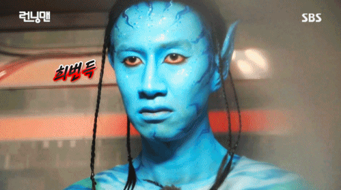 李光洙在Running Man节目里被形容为「被艺能之神/综艺之神眷顾的男人」,一直是成员们和观众们的快乐源泉~回看过往每一集内容,但凡有李光洙出现的镜头都莫名会有笑点输出。