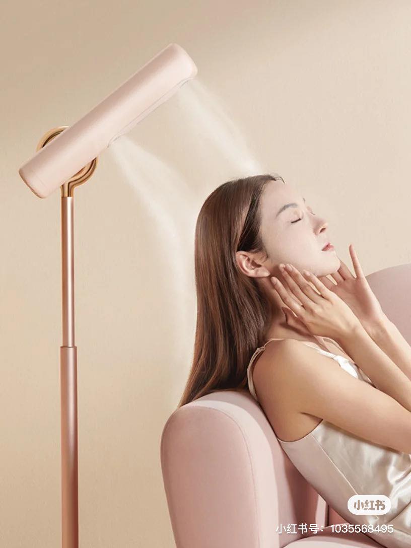 顺着头发毛鳞片生长方向吹的独特风道设计,搭配负离子技术,还能确保在它风口下吹干的头发一点也不会变得毛躁,维持发丝柔顺服帖。