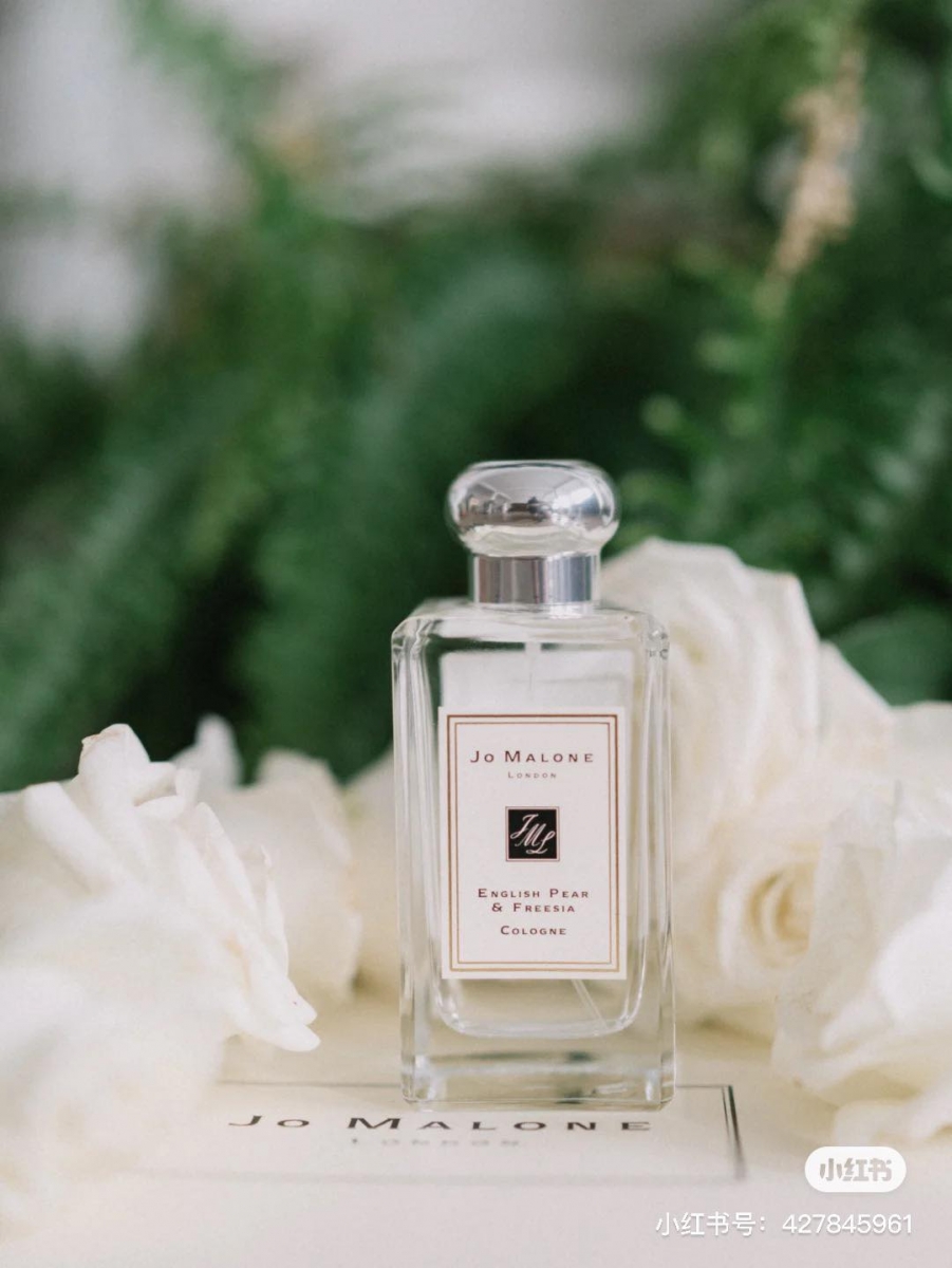 TOP 1 :JO MALONE LONDON 英国梨与小苍兰 English Pear & Freesia Cologne 非常清甜不腻鲜的香梨气息,配上白色小苍兰独特的柔和芬香,基调里面加入了暖香琥珀、木质香和广藿香,清新温暖的香味绝不NG,是公认的必买香NO.1 !(参考价格 RM286 / 30ml)>>>点击查看购买详情<<<