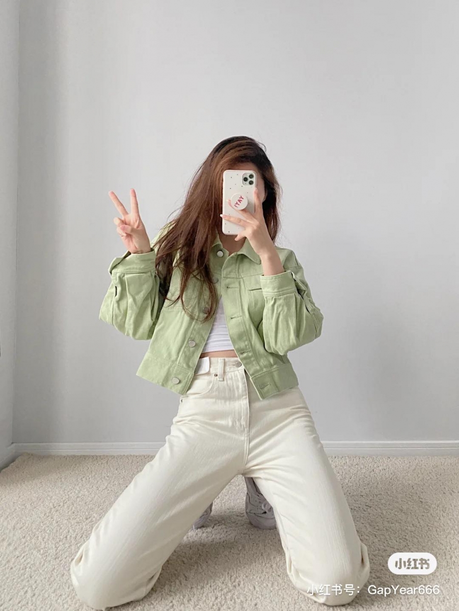Women Slouch Relaxed Fit Tapered Ankle Length Jeans | 货号432831 白色牛仔真的搭什么都超好看啊~特别是这种美式高腰版型、上宽下窄不挑腿型身高的锥型长裤,随便搭件卫衣、大学帽T、单宁外套+背心,或是近期很夯的小马甲配短袖T恤,就很显时髦感!约165+cm女生穿上会是偏八、九分裤子,和编一样150+cm的女生可以稍微翻折一下裤脚,小露脚踝更心机显瘦。