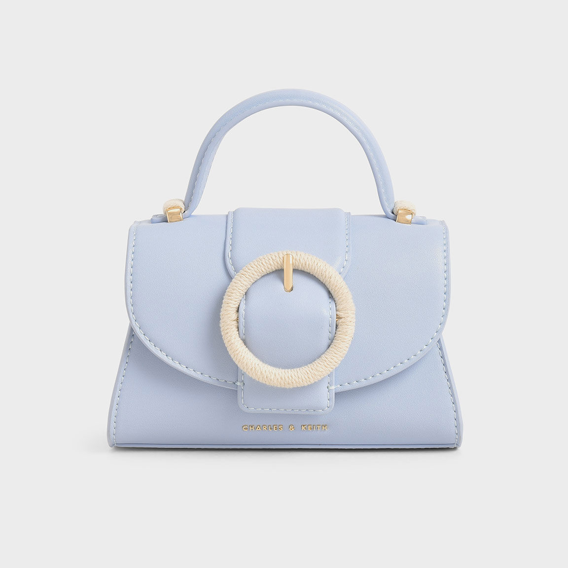 Charles & Keith Woven Buckle Mini Bag >>> 【点击前往官网查看购买详情】 体积小巧玲珑的一咖编织圆扣手提包~超级柔美纯澈的淡淡天空蓝色,相信即便没有特别钟情于蓝色系单品的女生也会觉得一眼心动!