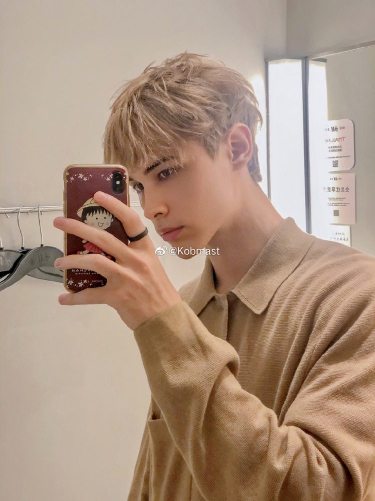 「比如说,上次我是参加(创造营)这个节目,是一个新的经验。所以我不想说太多(未来的打算),因为以后会有人说“你说过你想做这个为什么不做”、“为什么做这个”。」 笋丝们爆笑回应:「啊,原来利利想当歌手或运动员?(坏笑)」、「利老师果真是个人间清醒BOY」。