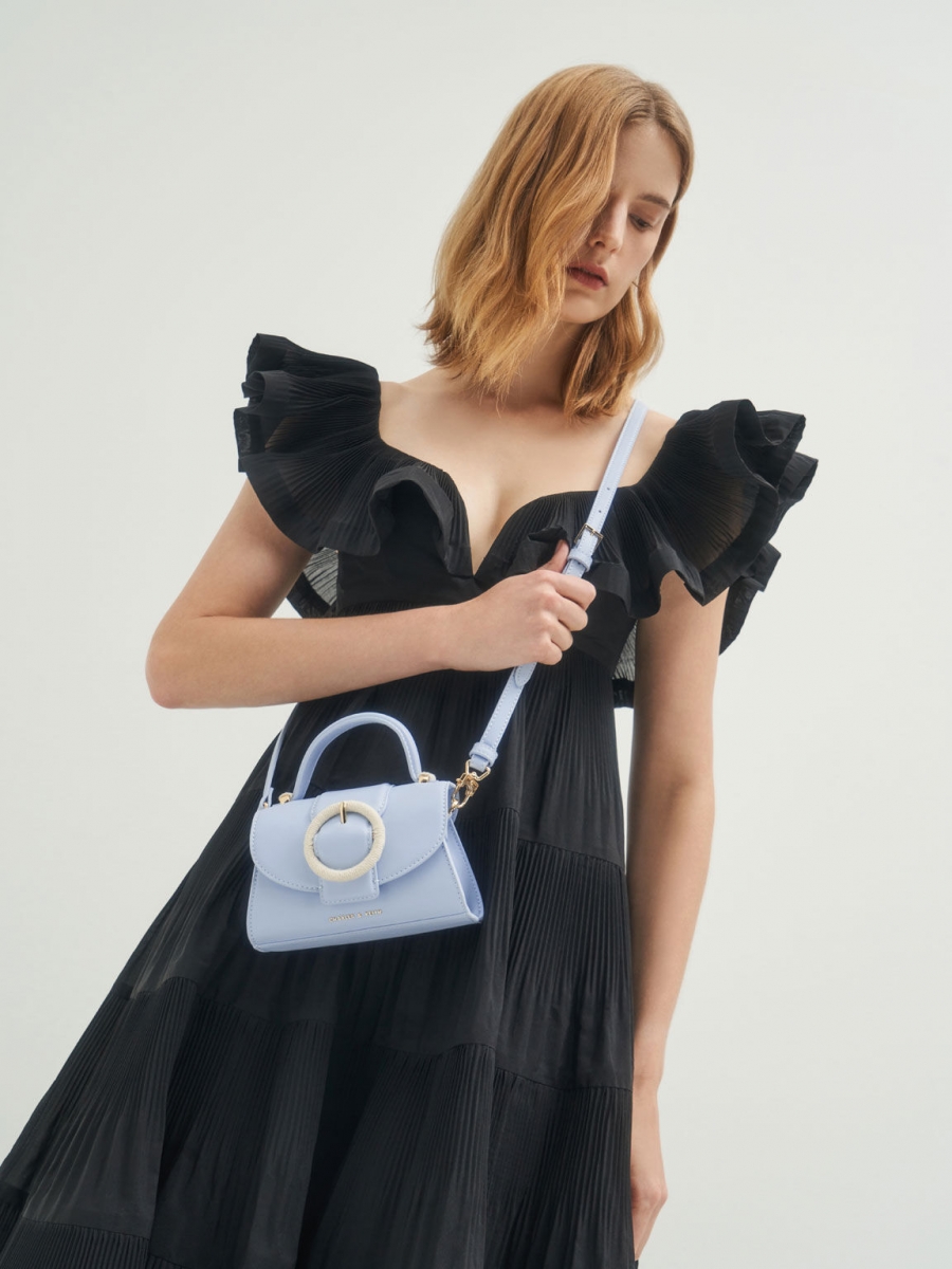 包包有手提设计,同时内附斜背带~无论当手拿包或斜挎包使用都别具魅力,轻松给OOTD大加分!