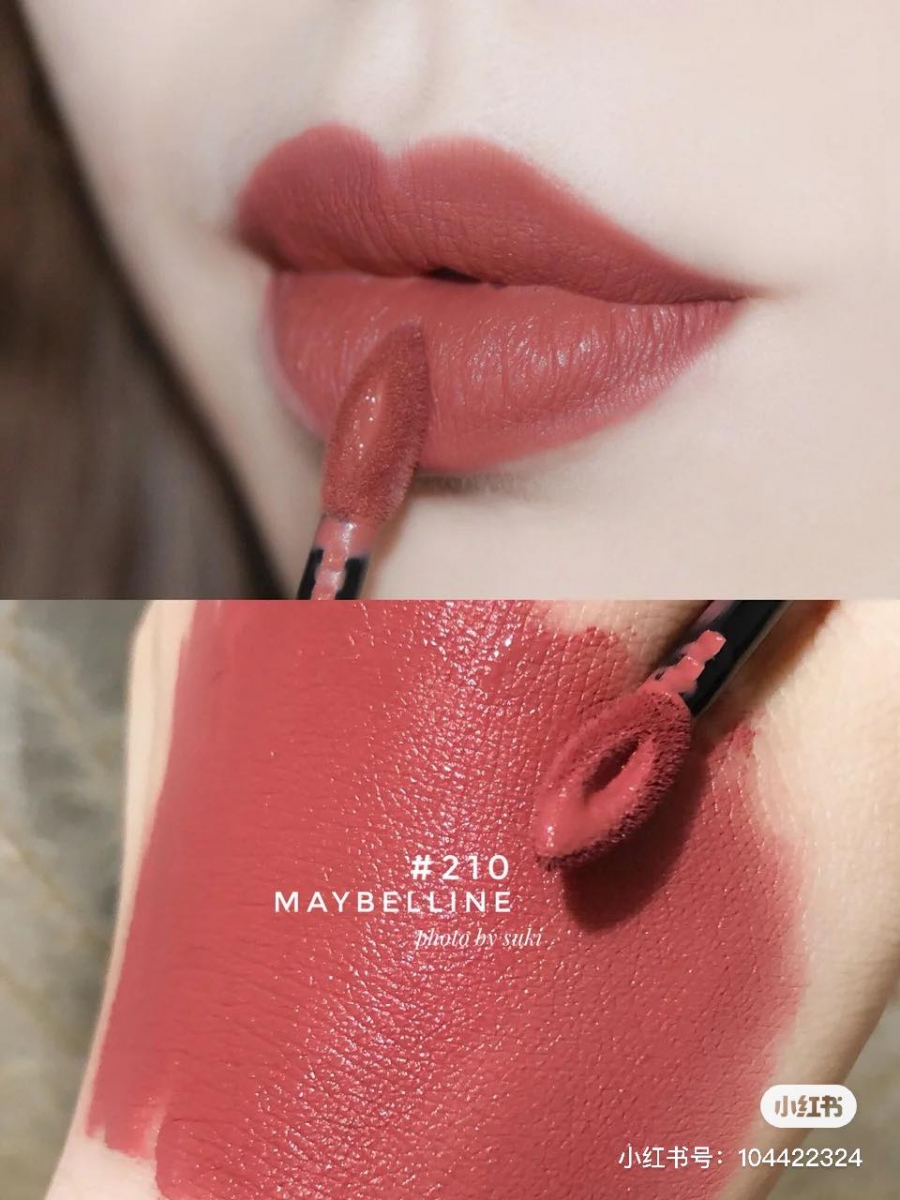 MAYBELLINE SUPER STAY MATTE INK 是公认的超高CP值不沾杯开架王,甚至有PPT网民笑赞「激吻后也不掉色」!但也正因为持久度极佳,卸妆也会比较费力~记得要搭配比较清卸效果较强的眼唇专用卸妆产品使用哦!色号推荐 3 : 210 低调柔美奶茶粉,浅唇色涂抹会更偏粉色调,是口红一哥李佳琦也推荐的气质色。