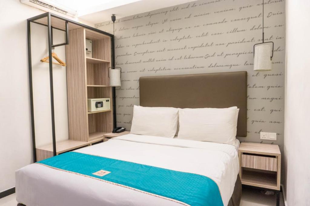 # The Mesui Hotel 同样隐于Bukit Bintang的The Mesui Hotel,三层楼建筑中50多间别致客房基础设施一应俱全,虽位于市中心但一点都不会嘈吵,在旅店里和闺蜜或另一半惬意放松身心,不用舟车劳顿也能有远离繁嚣的感觉。