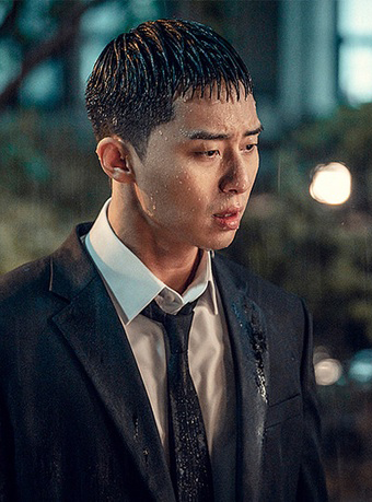 他坦言自己每个月到手的工资一共RM3,300,家中必要开销RM1,000、车油RM300、供车费用RM450,加上平日里和女友出门拍拖约会大概一个月消费RM400左右,还有偶尔买点礼物、之前去的一次台湾旅行等。光是日常开销其实工资已经所剩无几。不少网民针对这点也感叹,在城市打拼确实不容易、20+岁生活刚起步确实难存钱,掀起不少同龄人共鸣。