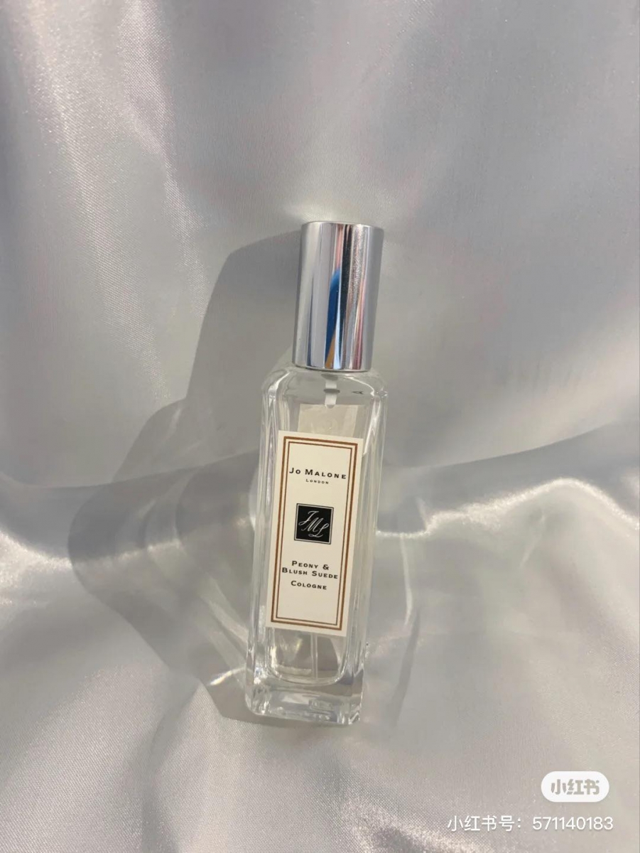TOP 7 :JO MALONE LONDON 牡丹与胭红麂绒 Peony & Blush Suede Cologne 当鲜艳绽放的牡丹,与多汁的红苹果和纯澈茉莉花、分享玫瑰、迷人紫罗兰气息交织在一起;层层弥散的撩人魅惑香气堪称一绝!(参考价格 RM286 / 30ml)>>>点击查看购买详情<<<
