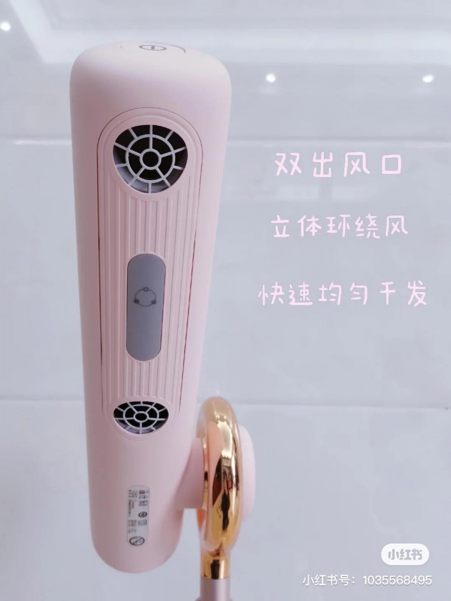 站立时吹风机有多档风温可以按照个人需求调节,吹风通风口处采用的是非常贴心的双出风模式,加上独特的AIR+技术,可以在头顶上形成立体式环绕风,出风均匀、覆盖面积广,吹干头发效率更高!