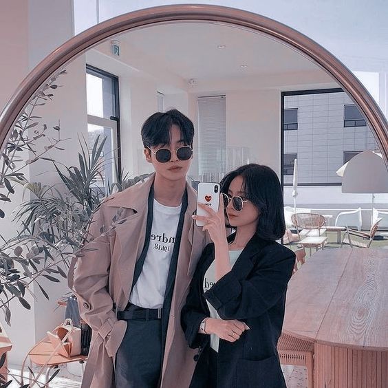 Tips 1 :「心脏撞击」 当两个人并肩走或坐在一起时,来一波「忽然凑近+自然的夸赞」让对方瞬间脸红心跳!打个比方,俩人坐在一起时可以掏出手机和对方分享些内容,找准机会突然凑近他说「欸原来你皮肤蛮好的 / 不近看没发现,原来你睫毛很长诶!」这样忽然拉近距离可以很好制造小暧昧氛围。 如果他没有躲开,这时你可以半开玩笑接着说:欸你怎么脸红了?瞬间让他的紧张值拉满。最后趁他来不及反应,抬眼和他的眼睛对看一秒钟后,马上撤回当作没事发生~把他晾在一边手足无措,目标达成!