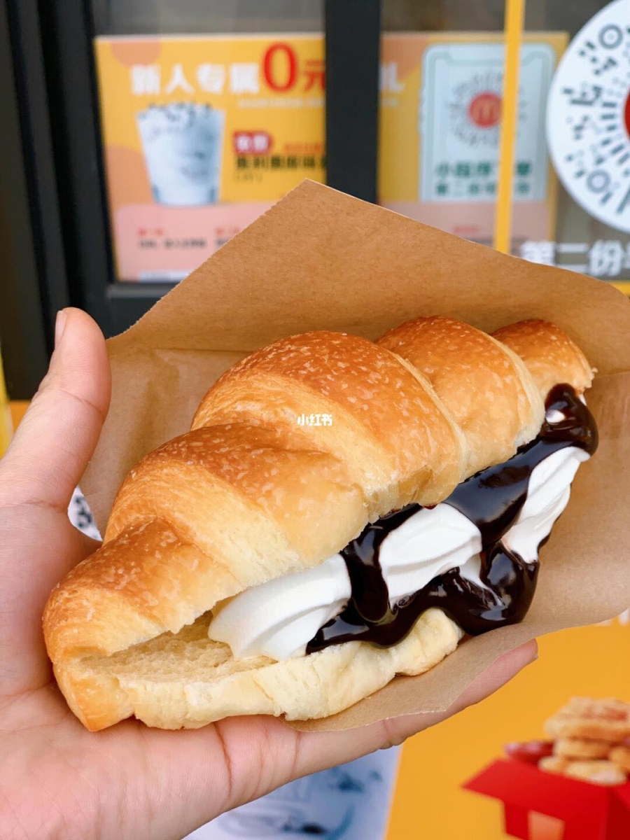 这款McDonald‘s「心冻角」，有浓郁的巧克力酱搭配麦当劳冰淇淋作为牛角包的夹心～