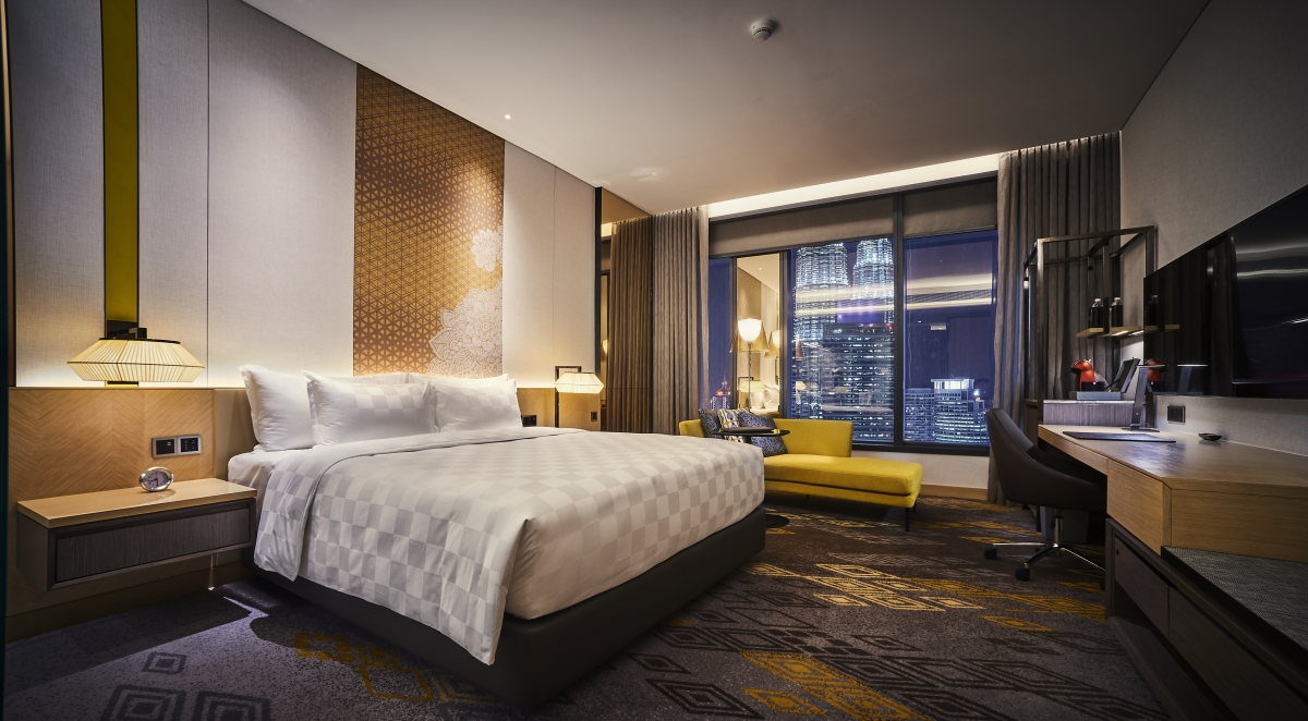 # EQ Kuala Lumpur 位于吉隆坡金三角市中心的EQ酒店,极佳地理位置毗邻奢华购物区、娱乐区与商业区,外出逛街购物、探索隆市景点非常便捷。在房内饱览天际线景观之余,入住还可体验无边际泳池Infinity Pool,在舒适惬意氛围下欣赏绝美都市景色,收获前所未有的高级感享受! ~ 含双人份早餐 ~ 含Nipah Restaurant无限量续点的双人 Buffet Dinner