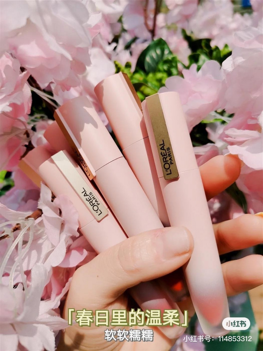L'OREAL小钢笔唇釉一直都是公认的平价口红战斗机（笑）无论是水光亮面或丝绒雾面质地系列都深受口红控喜爱。近期最新樱花粉色管身的「L'OREAL初吻柔纱小钢笔」陆续释出试色图，还未正式上新已经掀起超热烈讨论～不仅颜值好可，唇釉色泽也很值得冲！