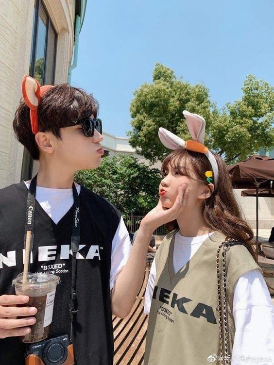 Tips 2 :「隐秘暗示」 比如在和一大群共同朋友/同事结束聚会准备各自回家时,和大家招手道别的最后,眼神自然「扫」到心仪对象的身上,跟他对视到后有小小的手势和口型暗示他「我先走喽~拜拜」。 这样一个举动,但凡他也对你有点心思的话,必定会留意到!也会让他忍不住反复思考「是不是她也把我当成了最特别的那个?她是有意还是无意的?她是不是也喜欢我」,绝对会让他内心小鹿乱撞~