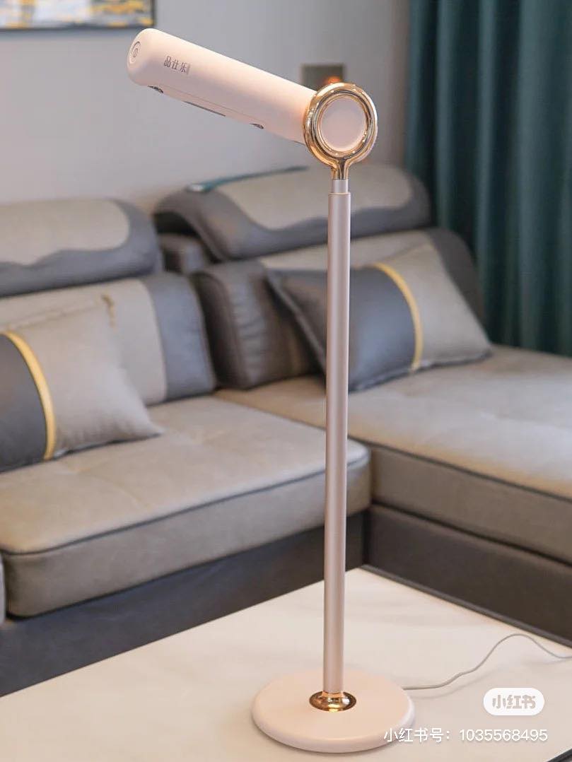 而且重点是这款站立式吹风机外形颜值非常高!樱花粉色款少女心十足、白色款和各种居家室内设计都百搭,实在太懂女生们的心啦~