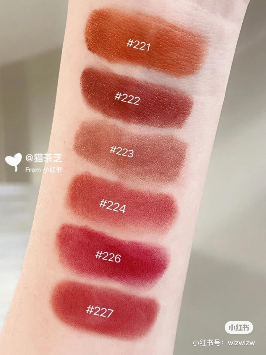 224 I Roll 烟裸粉：虽然色调偏粉但色泽浓郁，对比刚刚的223号色灰度较低，是比较鲜嫩一点的MLBB裸粉色～ 221 I Reach Out 诱入橘：薄擦时元气感落日橘色、色调偏暖黄皮白皮女生都能驾驭。 222 I Impassion 迷情粽：虽然名字是棕色调但上唇属于比较显气色的正红棕色，薄擦厚涂都非常显白，不挑肤色蒙眼入不NG！