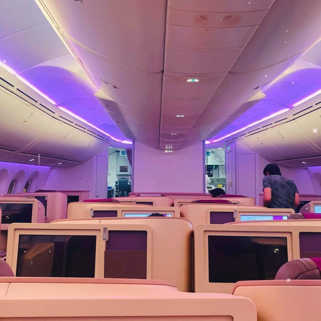 博主 @ IAM-GlouGlou可爱分享乘搭787-9客舱的飞行体验：「整个机舱都是奶fafa的～被粉红色包围」，还笑称感觉自己踏入了高级美容院（笑）完全是女生们梦寐以求的粉嫩嫩打卡天堂啊～