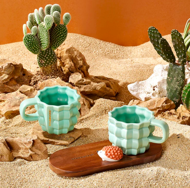 Cactus Mug 仙人掌杯盘组合 超萌的仙人掌造型杯子搭配刺猬小摆饰和木质杯盘,这组真的好想打包带回家啊(笑)虽然马来西亚Starbucks官方社交平台释出的照片中没有看到马克杯踪影,但感兴趣的朋友们可以亲临邻近门市咨询看看!