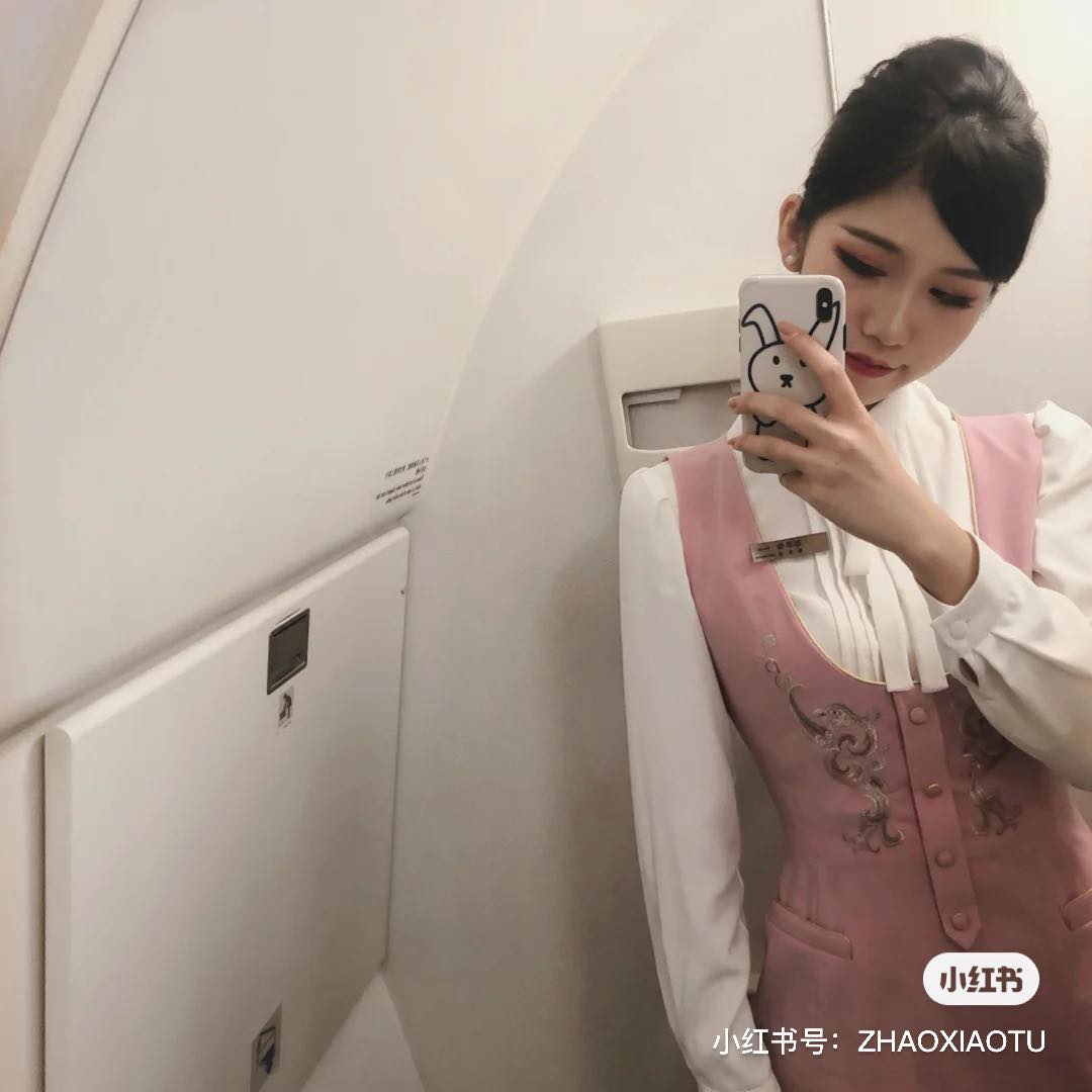 而且机舱里的细节如靠垫、灯带、耳塞、眼罩等都是粉嫩色系的呢～空姐穿搭也以温柔粉色系为主、缀以凤凰牡丹等金边刺绣，将中国风主题发挥至极致；连吉祥物熊猫公仔身上穿的小衣服也是粉色款！