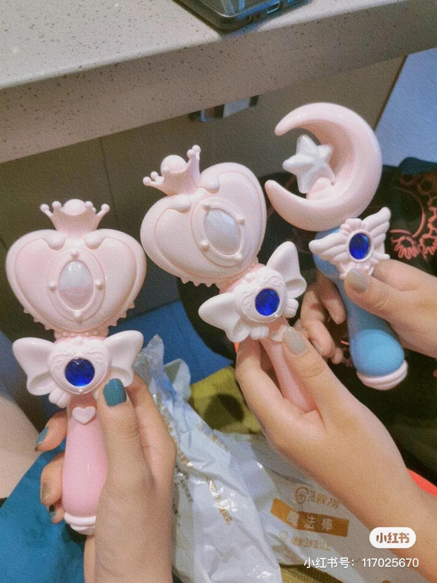 Q 3 :马来西亚海底捞哪家分店最容易拿到礼物? 虽说踏入海底捞「吃」始终是最重点,但有吃有送有礼物带走开心更加倍啊(笑)马来西亚海底捞这么多家分店门市,究竟哪些有在送小礼物? 据知有小礼物与否,首先取决于该分店是否有现货库存;再者,每家送礼物条款都不太一样,例如一些分店规定玩具小礼物只能送给小朋友,有的分店则没有明确规定,甚至可以不用说暗语,直接问店员索取礼物即可! 总结亲测过的网民们心得: