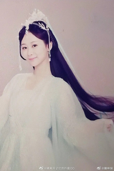 在这之后传将由白鹿接演,但被其经纪人火速辟谣;日前网上又流传一组未知真假的杨紫古装定妆造型,工作室仅回应「暂时还未确定下一部作品」,并没有直接予以澄清引起杨紫粉丝不满。大家更希望《沉香如屑》由谁来主演呢?