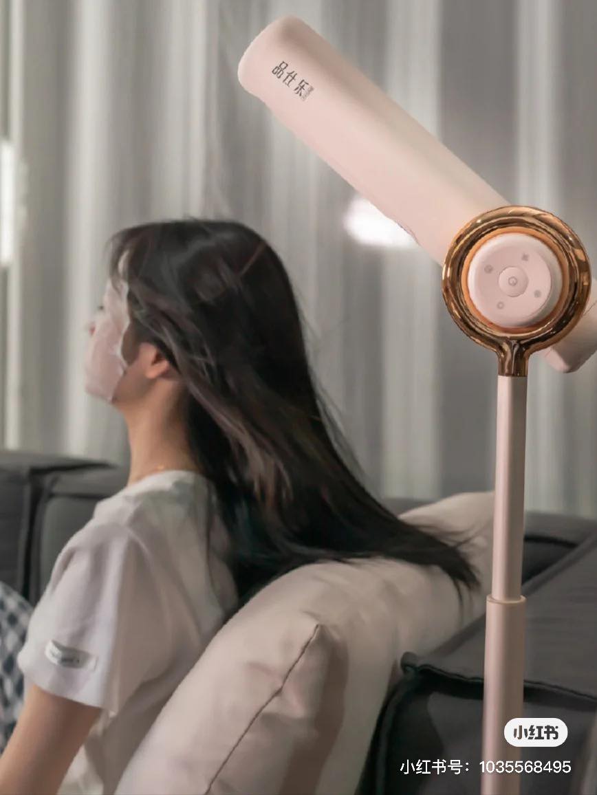 使用这款站立式吹风机也能帮助达到更棒生活效率~腾出你的双手自由,吹头发的同时可以做其他的事,比如站/坐/躺着吹头发时可以边护肤、滑手机、看书追剧等。