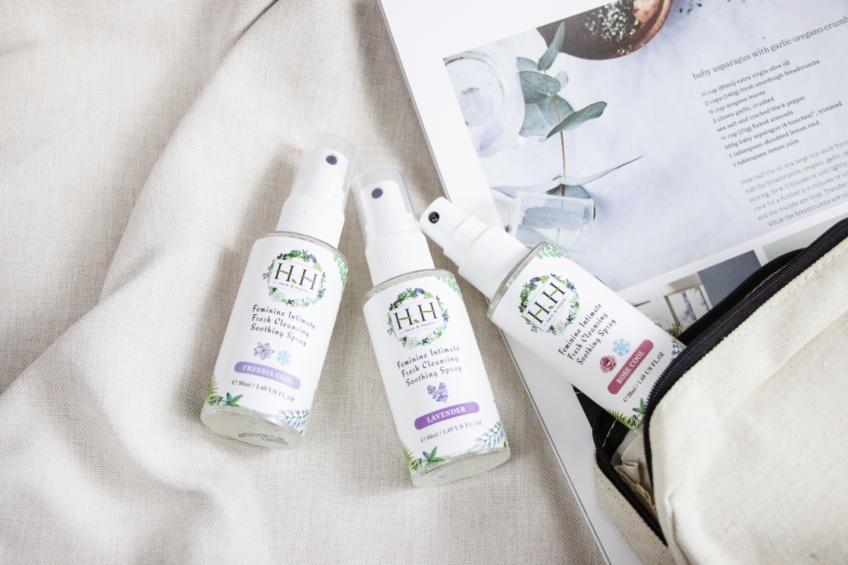 不想「妹妹」状况百出给幸福大扣分、被扑倒后因为尴尬异味毁了你和TA兴致，除了保养好妹妹的卫生，当然也要做好喷香香的好习惯！在甜蜜时刻前，不妨先用HH洁净露给私密肌洗香香，或是利用舒缓喷雾温和洁净私密肌、除去异味，让淡雅浪漫花香味包围你和妹妹，真正化身「自带体香」偷心女神，大大增添让TA沦陷的诱惑魅力～