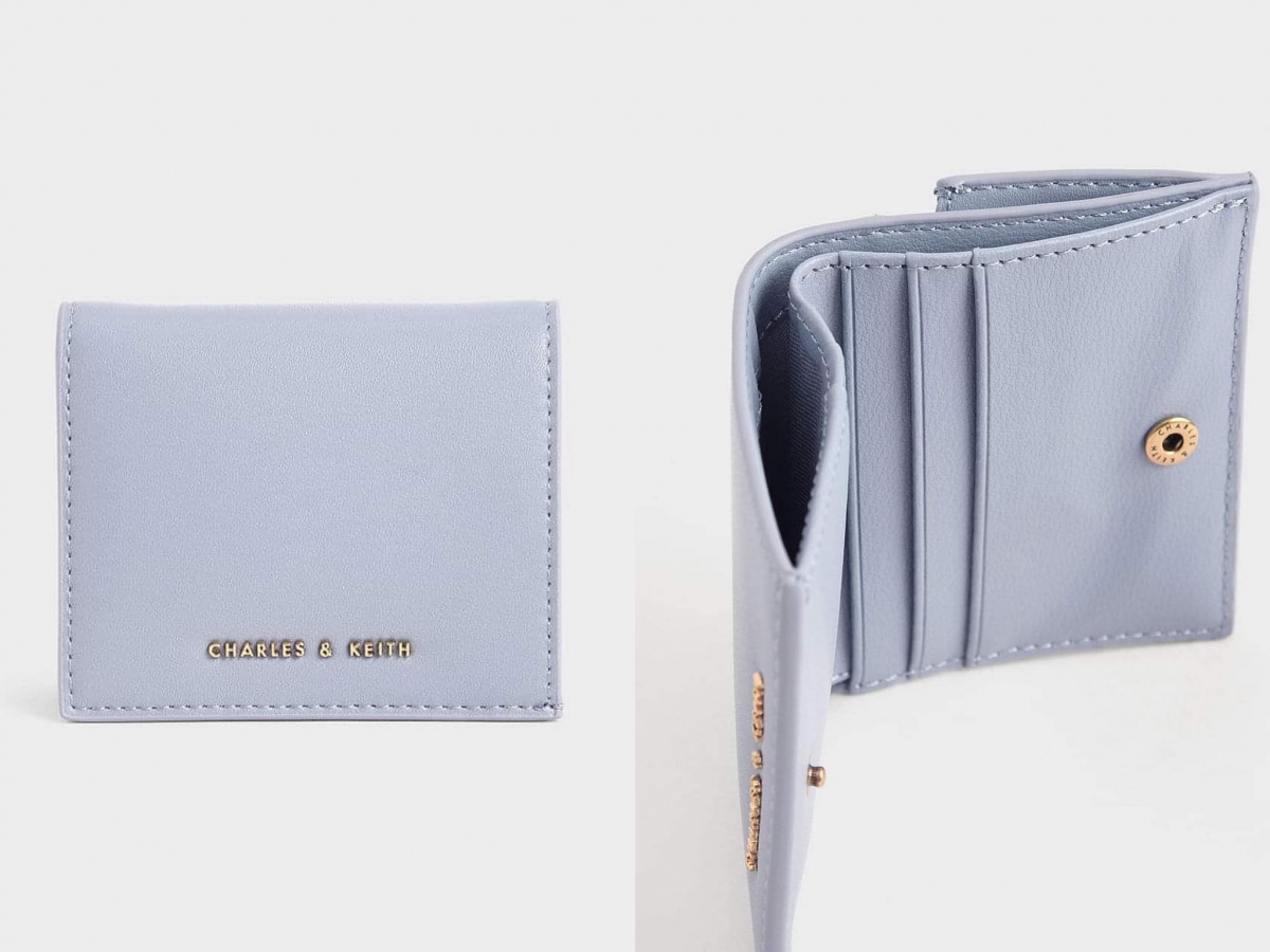 # Charles & Keith Zip Around Short Wallet Light Blue 今年春夏纯净浪漫的宝宝蓝色绝对是大势!小小的短夹里能装空间颇多,6个卡片夹层、1个拉链零钱夹、1个纸币钞票夹。先前类似款式的短夹在各大平台爆火,这波马来西亚小CK官网也有上新,趁售完前赶紧手刀冲去入手吧~(RM119.90) >>>【点击查看购买链接】